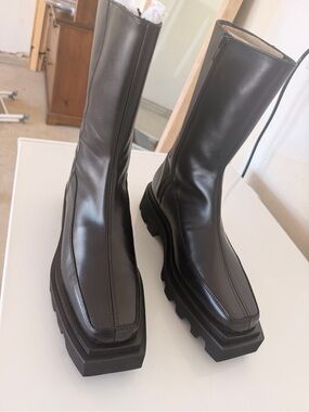 Alohas block black leather boots